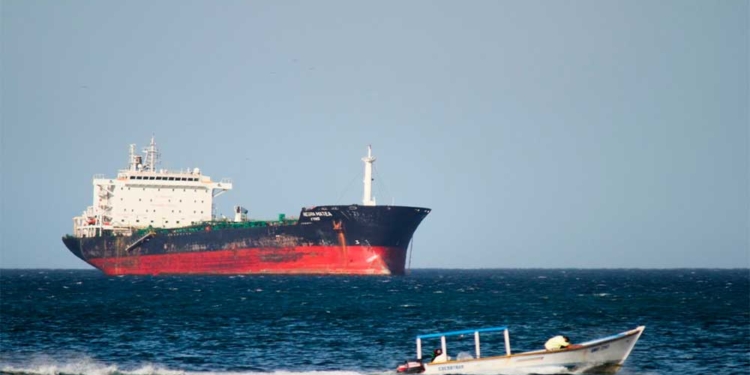 Venezuela sin combustible mientras Maduro envía cientos de millones de dólares en crudo a Cuba