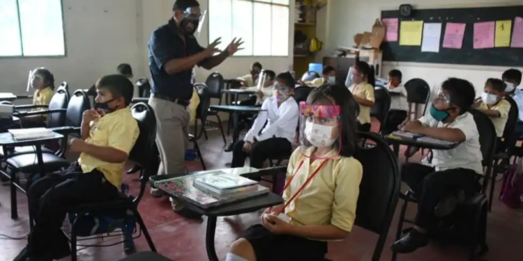 Clases en una unidad educativa de Shinahota, Cochabamba. DICO SOLÍS/OPINIÓN