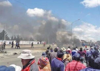 Vándalos atacan la planta de YPFB de Senkata y policía gasifica | Foto: ANF