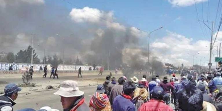 Vándalos atacan la planta de YPFB de Senkata y policía gasifica | Foto: ANF