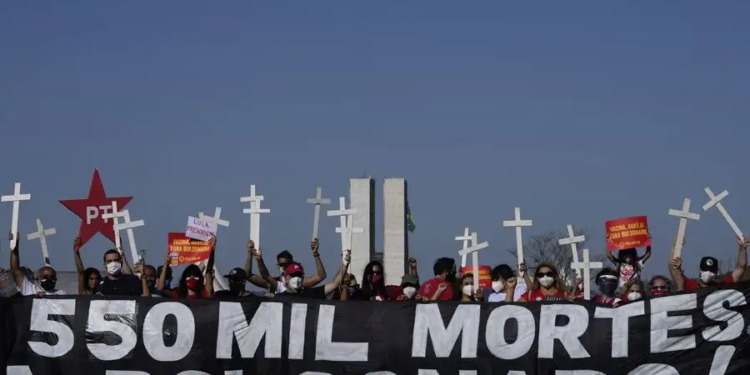 Las protestas arrecian en Brasil contra el Presidente Bolsonaro por el manejo de la pandemia. Foto: AP