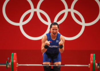 Hidilyn Diaz, de Filipinas, reacciona durante la competición femenina de halterofilia en 55 kg en Tokio 2020. (Imagen por Chris Graythen/Getty Images)