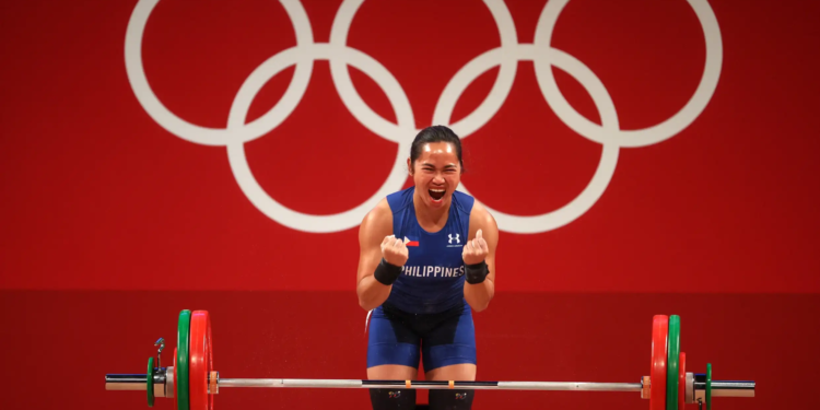 Hidilyn Diaz, de Filipinas, reacciona durante la competición femenina de halterofilia en 55 kg en Tokio 2020. (Imagen por Chris Graythen/Getty Images)