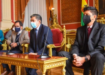 El secretario municipal Ejecutivo, Julio Linares, en conferencia de prensa en Palacio Consistorial, junto al secretario municipal de Finanzas, José Antonio Rivera, y el director de Asuntos Jurídicos, José Gonzáles