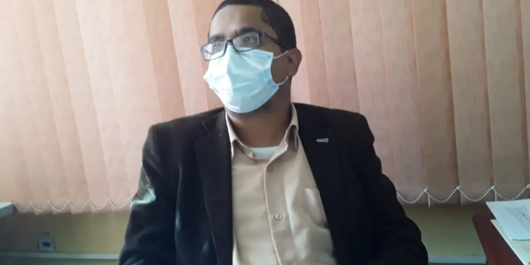 El jefe de la Unidad de Epidemiología del SEDES La Paz, Dr. Mayber Aparicio