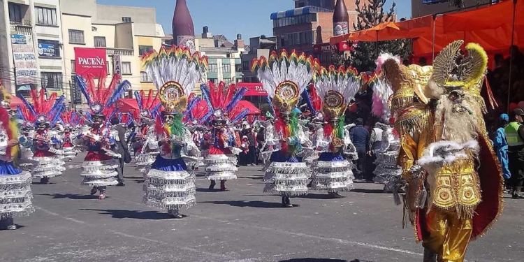 La fastuosa entrada folclórica de la zona 16 de Julio