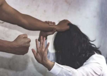 Un sujeto agrede a puños y patadas a su concubina hasta casi matarla