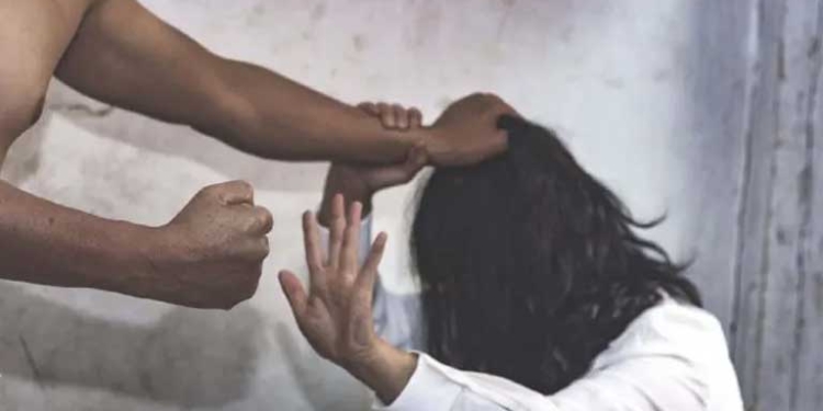 Un sujeto agrede a puños y patadas a su concubina hasta casi matarla