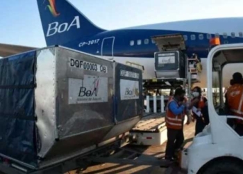 Descarga de las 500 mil dosis de vacunas Sinopharm en el aeropuerto de Cochabamba. Foto. Los Tiempos..