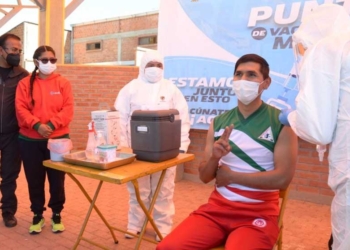 Alcaldesa Eva Copa inicia vacunación masiva e insta a la población a inmunizarse