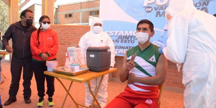 Alcaldesa Eva Copa inicia vacunación masiva e insta a la población a inmunizarse