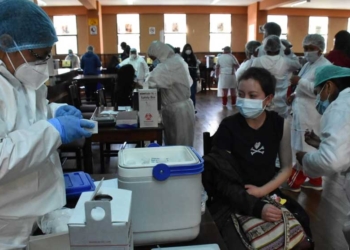 Jóvenes mayores de 18 años acuden a los centros de vacunación en Bolivia