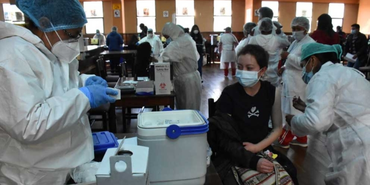 Jóvenes mayores de 18 años acuden a los centros de vacunación en Bolivia