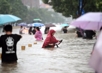 Gente camina por la carretera inundada después de lluvias récord en la ciudad de Zhengzhou, en la provincia central china de Henan. - FEATURECHINA / ZUMA PRESS / CONTACTOPHOTO