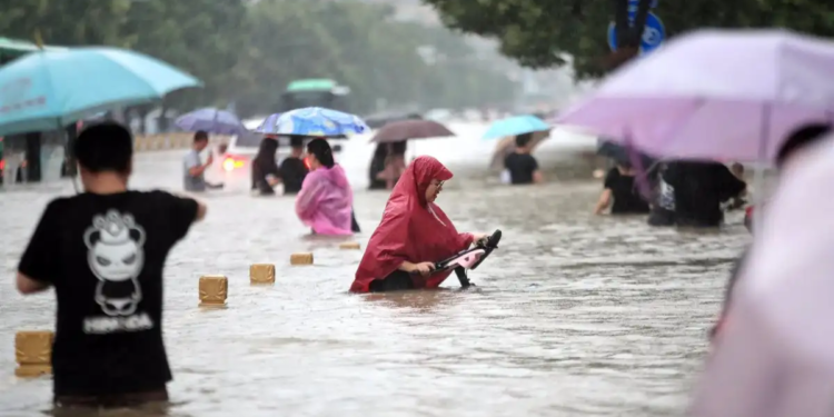 Gente camina por la carretera inundada después de lluvias récord en la ciudad de Zhengzhou, en la provincia central china de Henan. - FEATURECHINA / ZUMA PRESS / CONTACTOPHOTO