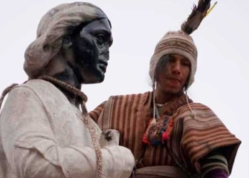 Vándalos dañan la estatua de Cristóbal Colón en La Paz
