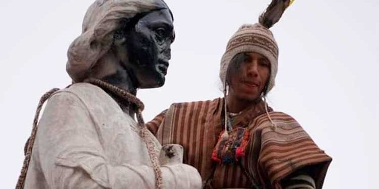 Vándalos dañan la estatua de Cristóbal Colón en La Paz