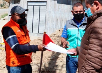 El subalcalde Sur, Vladimir Ávila entregando copias de contratos a vecinos