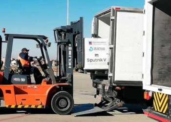 Un lote de 150.000 segundas dosis de Sputnik V llegó este sábado al Aeropuerto Internacional de El Alto