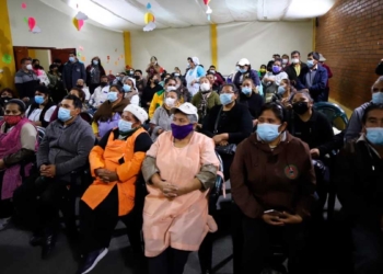 Comerciantes de la ciudad de La Paz en el acto de recepción de Seguros de Vida