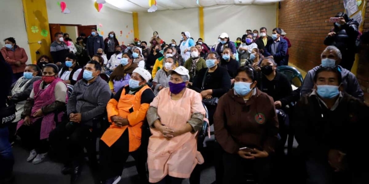 Comerciantes de la ciudad de La Paz en el acto de recepción de Seguros de Vida