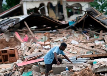 Un hombre busca entre los escombros tras el terremoto en Les Cayes, Haití - D AVIDDELAPAZ / XINHUA NEWS / CONTACTOPHOTO