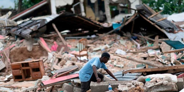 Un hombre busca entre los escombros tras el terremoto en Les Cayes, Haití - D AVIDDELAPAZ / XINHUA NEWS / CONTACTOPHOTO