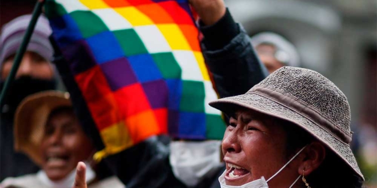 Una seguidora de Morales con una bandera whipala durante las manifestaciones en Bolivia - Gaston Brito/dpa - Archivo