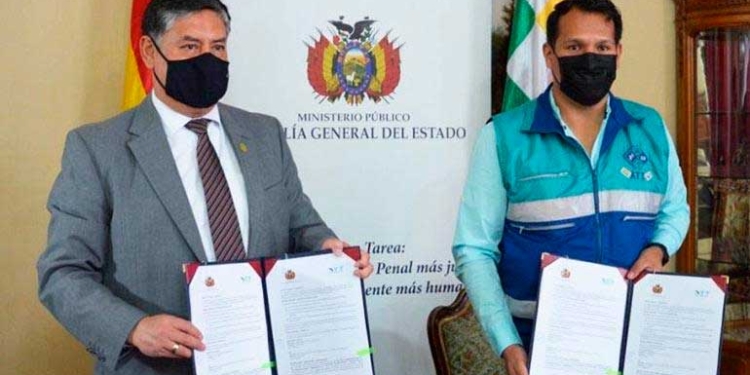 Firma entre la Fiscalía General y la ATT, ayer en Sucre. | Correo del Sur