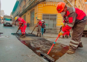 Con adoquín y bacheo alcaldía de La Paz mejora 2 mil metros cuadrados en el centro paceño