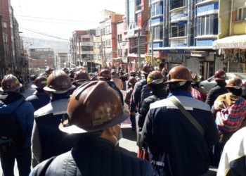 Mineros bloquean arterias de la ciudad de La Paz, demandan atención del Gobierno