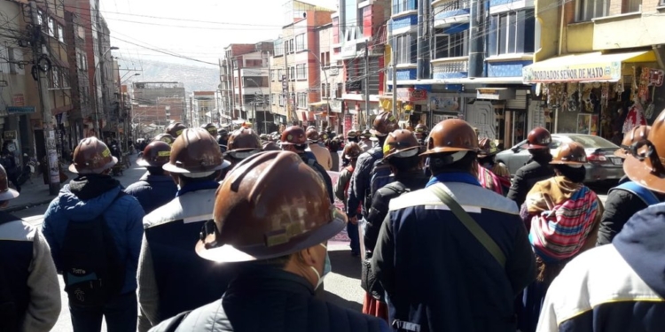 Mineros bloquean arterias de la ciudad de La Paz, demandan atención del Gobierno