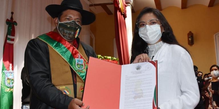 Leyla Castro renuncia a la Gobernación de La Paz y asignan el cargo a su tío por "prestar tarima"