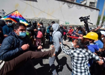 Manifestantes se enfrentan en inmediaciones de la cárcel donde se encuentra Áñez