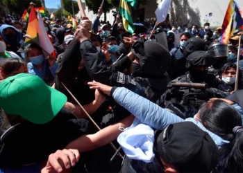 Grupos afines al gobierno agreden y amenazan a periodistas