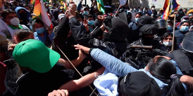 Grupos afines al gobierno agreden y amenazan a periodistas