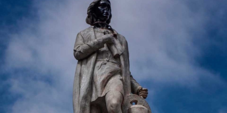La Alcaldía de La Paz informó este martes que cuantifica y evalúa el costo que demandará la reparación de la nariz cercenada y pintado de la cara del monumento a Cristóbal Colón.