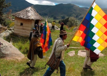Aymaras enarbolando la wiphala durante una ceremonia cultural. | Foto: Kilobug