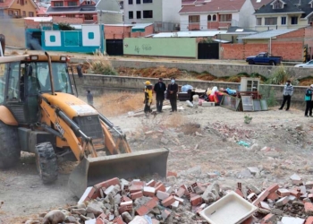 Cuadrillas de obreros de la Subalcaldía Sur de La Paz derruyeron este martes 10 construcciones ilegales y recuperó un predio municipal ubicado entre las zonas de Bolognia y Caliri