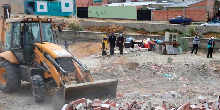 Cuadrillas de obreros de la Subalcaldía Sur de La Paz derruyeron este martes 10 construcciones ilegales y recuperó un predio municipal ubicado entre las zonas de Bolognia y Caliri