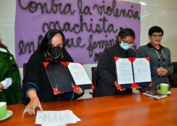 La alcaldesa de la ciudad de El Alto, Eva Copa, firmó el martes un convenio con la representante de la organización Mujeres Creando, María Galindo