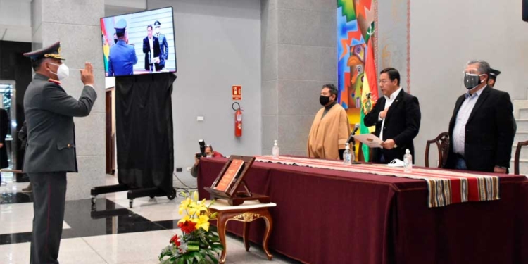 Arce posesiona a nuevo Comandante del Ejército