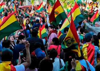 Marcha con banderas en Bolivia