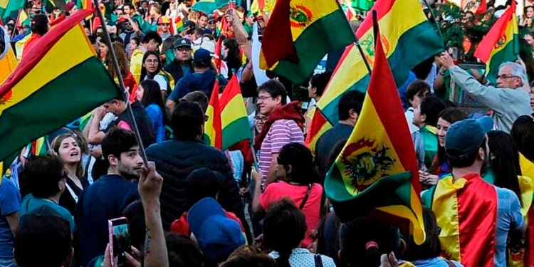 Marcha con banderas en Bolivia