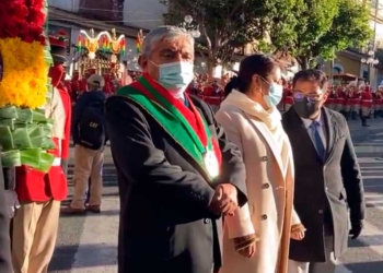 El alcalde de La paz, Iván Arias acompañado de se esposa en actos cívicos del 6 de agosto