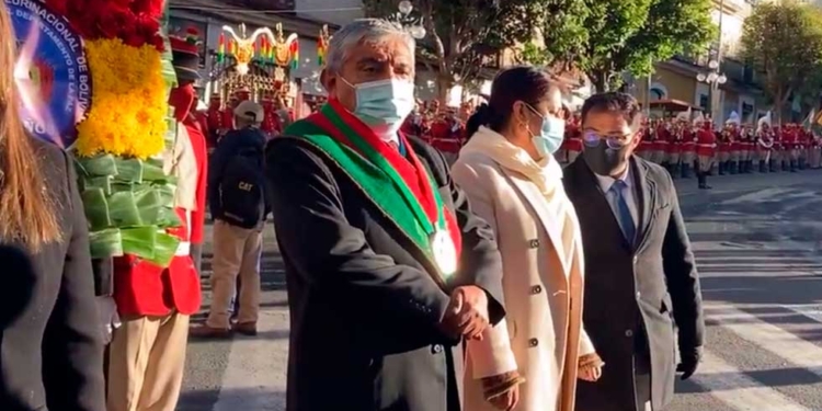 El alcalde de La paz, Iván Arias acompañado de se esposa en actos cívicos del 6 de agosto