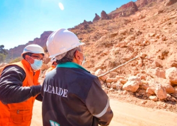 El alcalde de La Paz observa el derrumbe en la avenida Hernán Siles