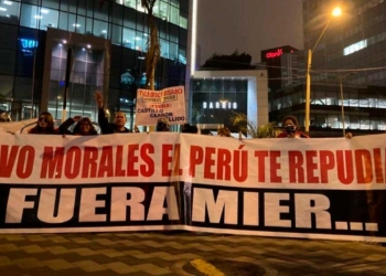 Evo llega a Lima en medio de críticas y una vigilia de rechazo fuera de su hotel