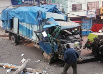 Camión de carga arrasa postes de luz en la calle Rodriguez de La Paz