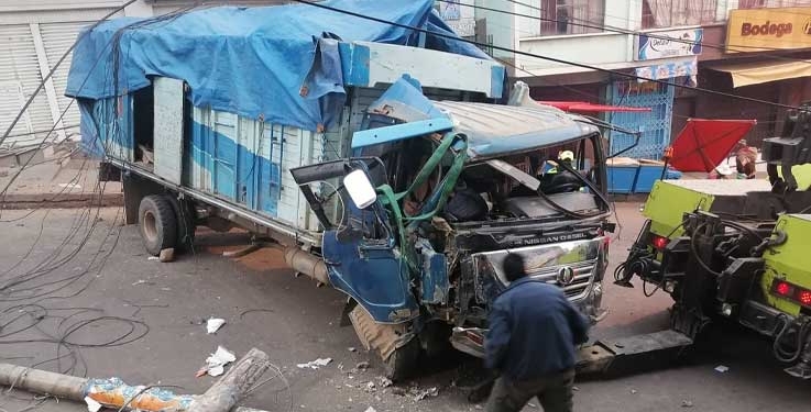 Camión de carga arrasa postes de luz en la calle Rodriguez de La Paz